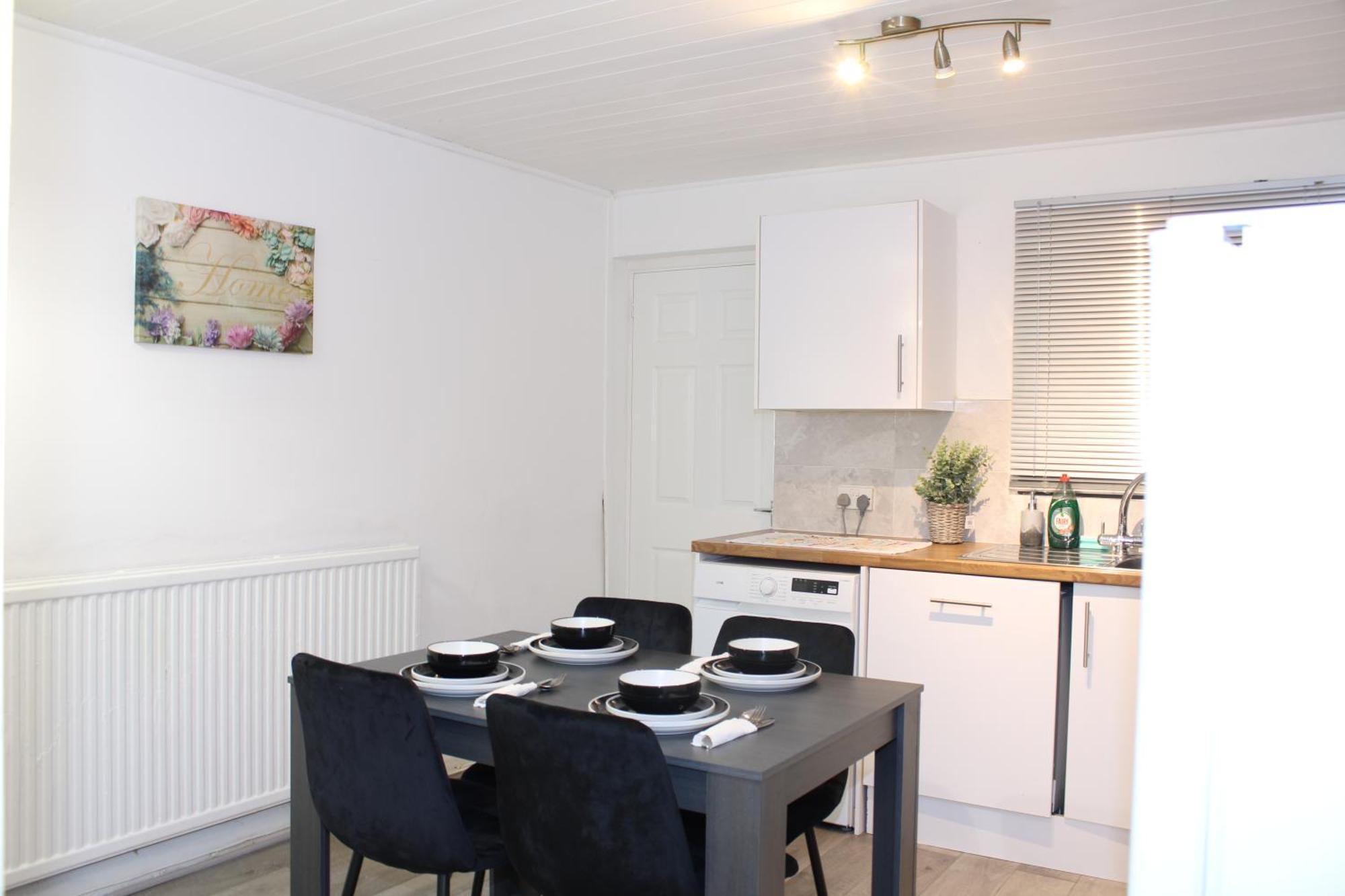 דרבי F2S Serviced Apartments 2Bedroom Terrace House With Free Wifi Netflix Suitable For Contractors Walking Distance To Train Station מראה חיצוני תמונה