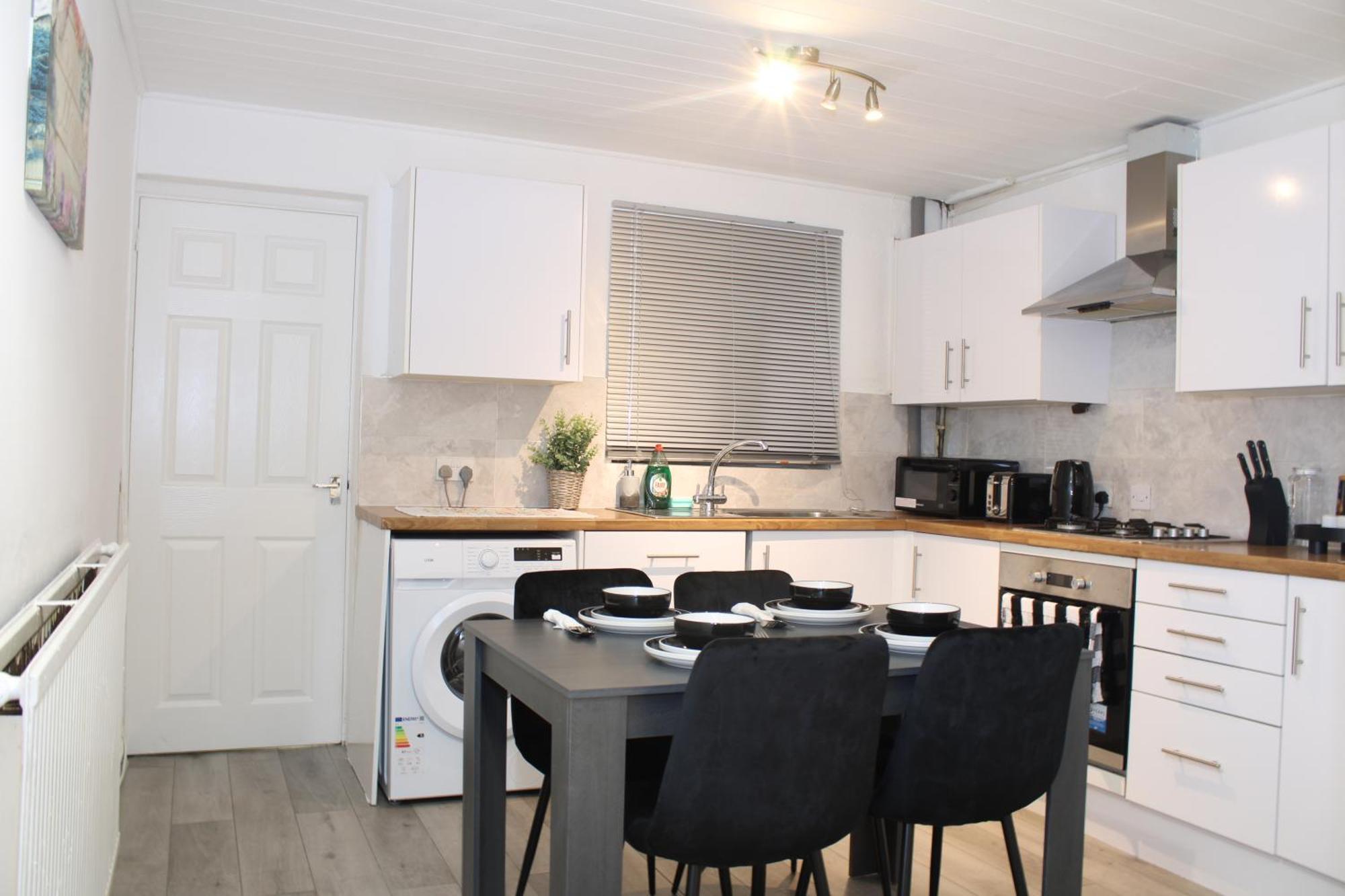 דרבי F2S Serviced Apartments 2Bedroom Terrace House With Free Wifi Netflix Suitable For Contractors Walking Distance To Train Station מראה חיצוני תמונה